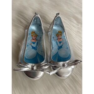 Disney Store Silver Cinderella Girls Flat   
Shoes Size US 8 Used
